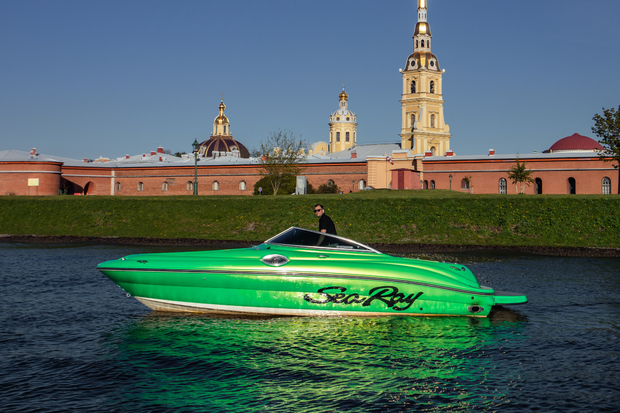 Лодки зеленого цвета. Sea ray 240 Sundeck. Катер Sea ray 240. Катер зеленого цвета. Салатовый катер.